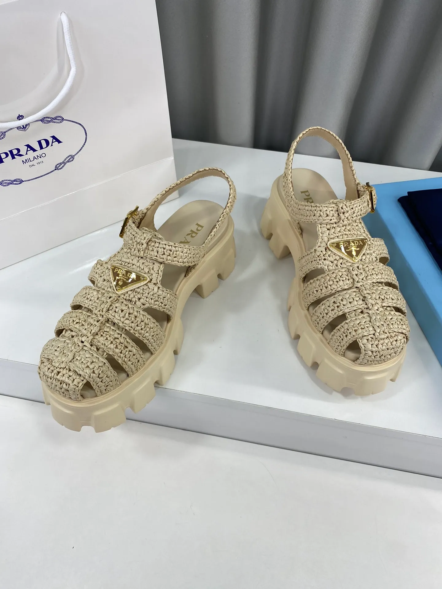 👟👟Ex-factory price 600👟👟 Prada’s latest bamboo cage weaving thick-soled triangle buckle sandals☑️ Latest environmentally friendly PP material, fully handmade crochet, just like knitting sweaters, slow work and meticulous work, retro fashionable thick-soled shoes, with woven uppers, making the whole pair of shoes light and comfortable, bright colors, satisfying a variety of choices for fashionable people with different styles! The iconic metal triangle logo is paired with the shape of ancient beach sandals. Every design element is fashionable! Size: Women's 35-39 (34, 40, custom-made, non-returnable) Full set of counter original packaging